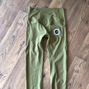 women's olive green cropped athletic legging Kim Crawford wine size small